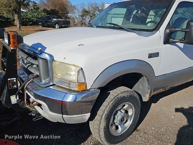 image for item IO9764 2002 Ford F250 Super Duty XL SuperCab pickup truck