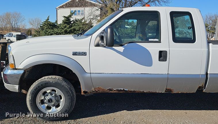 image for item IO9764 2002 Ford F250 Super Duty XL SuperCab pickup truck
