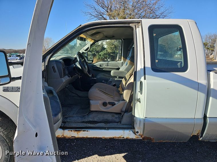 image for item IO9764 2002 Ford F250 Super Duty XL SuperCab pickup truck