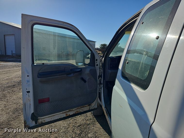 image for item IO9764 2002 Ford F250 Super Duty XL SuperCab pickup truck