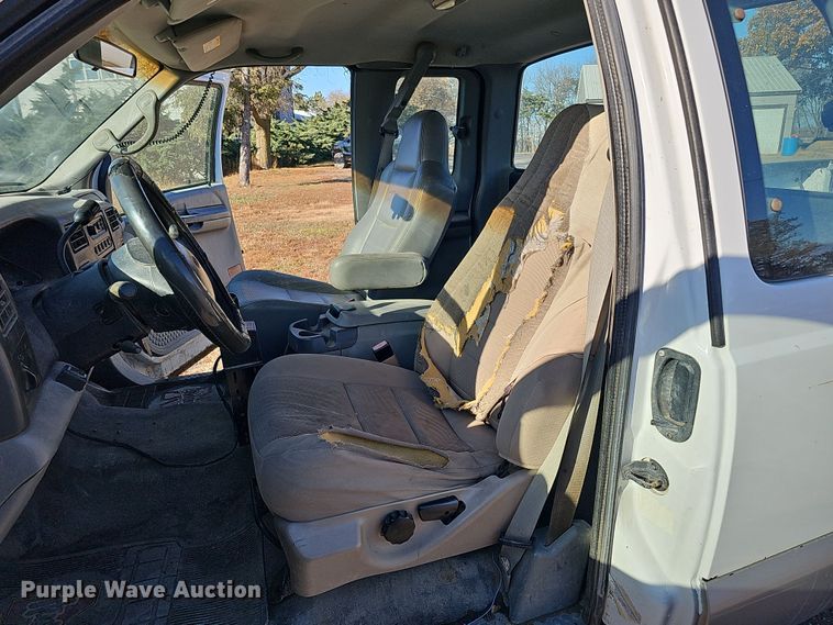 image for item IO9764 2002 Ford F250 Super Duty XL SuperCab pickup truck