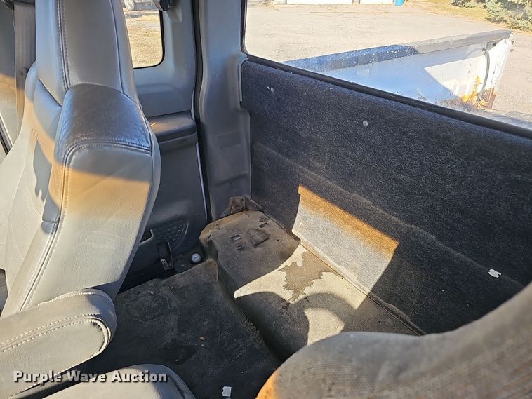 image for item IO9764 2002 Ford F250 Super Duty XL SuperCab pickup truck