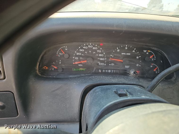 image for item IO9764 2002 Ford F250 Super Duty XL SuperCab pickup truck