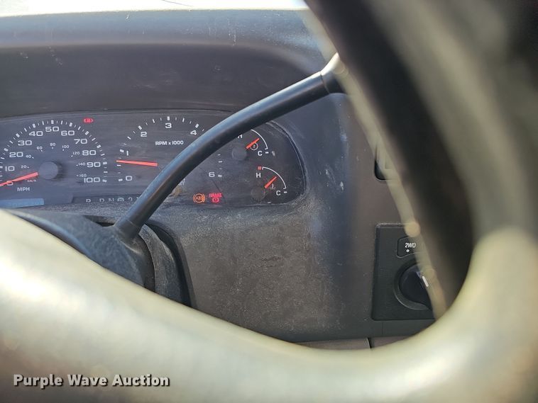 image for item IO9764 2002 Ford F250 Super Duty XL SuperCab pickup truck