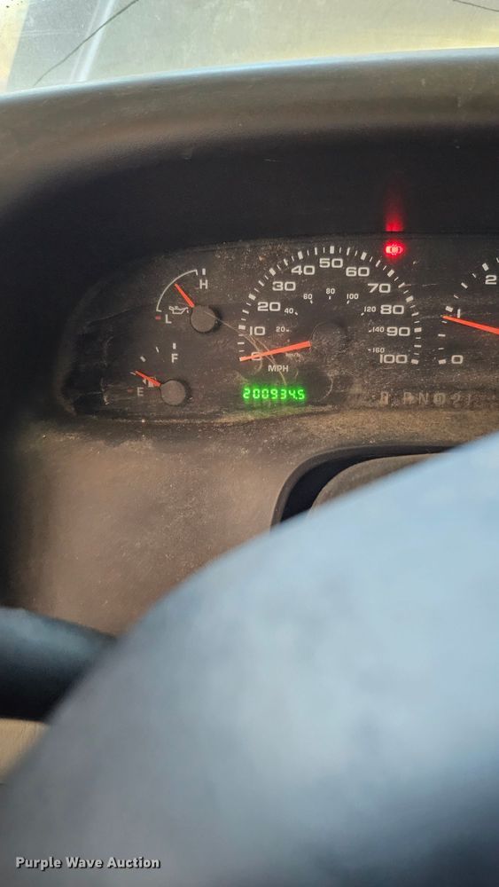 image for item IO9764 2002 Ford F250 Super Duty XL SuperCab pickup truck