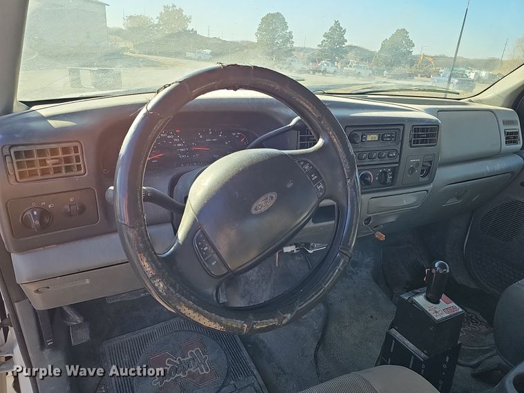 image for item IO9764 2002 Ford F250 Super Duty XL SuperCab pickup truck