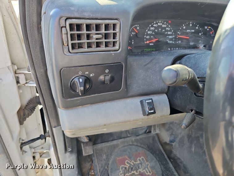 image for item IO9764 2002 Ford F250 Super Duty XL SuperCab pickup truck