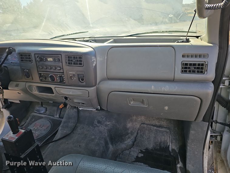 image for item IO9764 2002 Ford F250 Super Duty XL SuperCab pickup truck