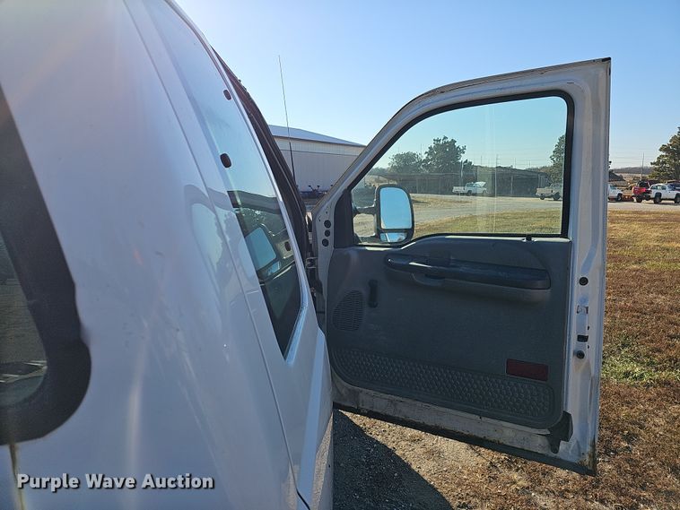 image for item IO9764 2002 Ford F250 Super Duty XL SuperCab pickup truck