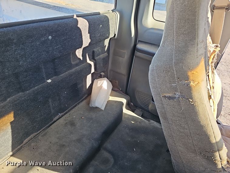 image for item IO9764 2002 Ford F250 Super Duty XL SuperCab pickup truck