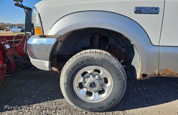 image for item IO9764 2002 Ford F250 Super Duty XL SuperCab pickup truck