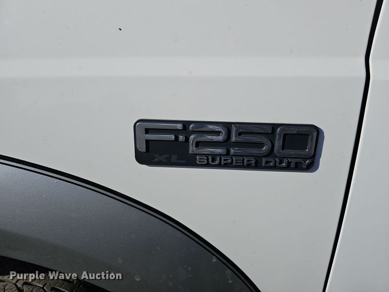 image for item IO9764 2002 Ford F250 Super Duty XL SuperCab pickup truck