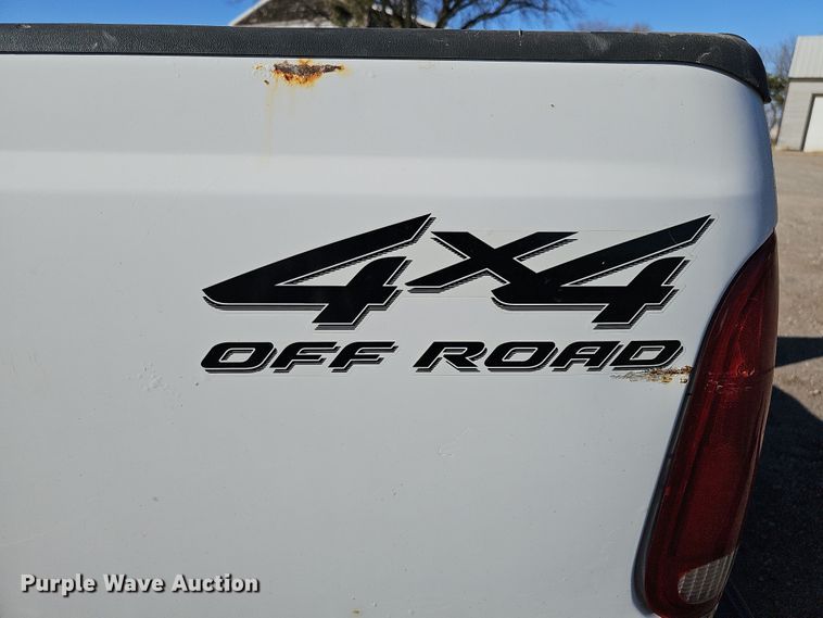 image for item IO9764 2002 Ford F250 Super Duty XL SuperCab pickup truck