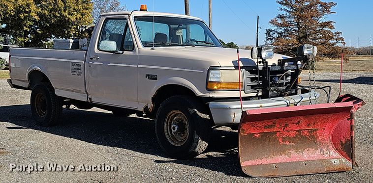 image for item IO9765 1993 Ford  F250 XL pickup truck