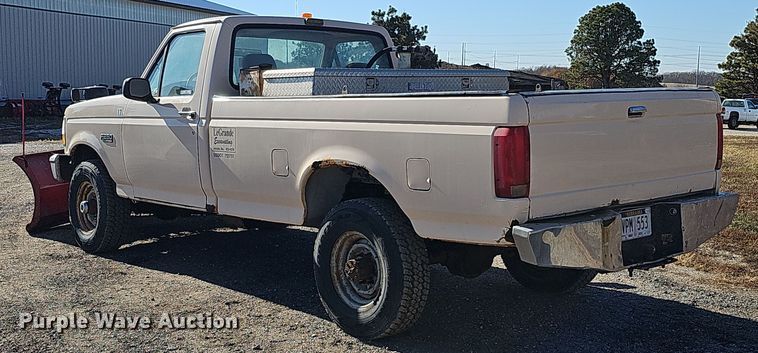 image for item IO9765 1993 Ford  F250 XL pickup truck