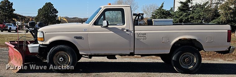 image for item IO9765 1993 Ford  F250 XL pickup truck
