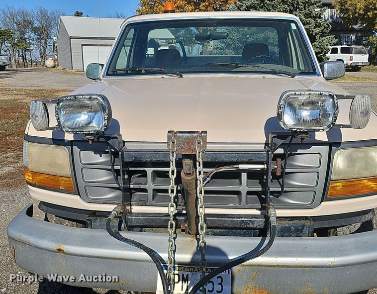 image for item IO9765 1993 Ford  F250 XL pickup truck