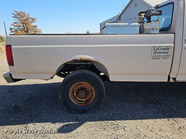 image for item IO9765 1993 Ford  F250 XL pickup truck