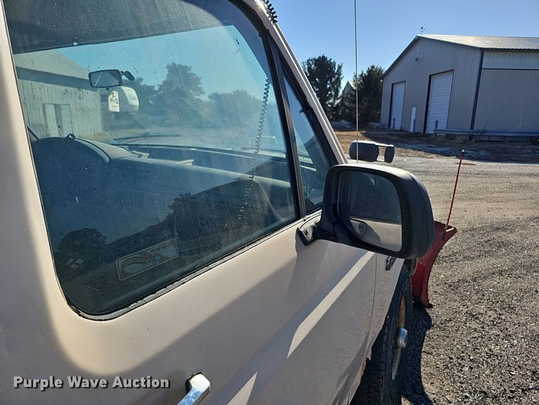 image for item IO9765 1993 Ford  F250 XL pickup truck