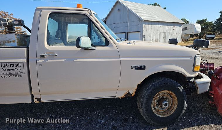 image for item IO9765 1993 Ford  F250 XL pickup truck