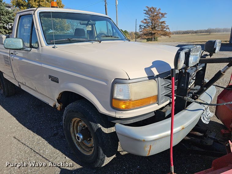 image for item IO9765 1993 Ford  F250 XL pickup truck