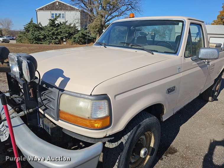 image for item IO9765 1993 Ford  F250 XL pickup truck