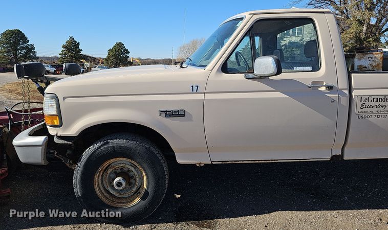 image for item IO9765 1993 Ford  F250 XL pickup truck