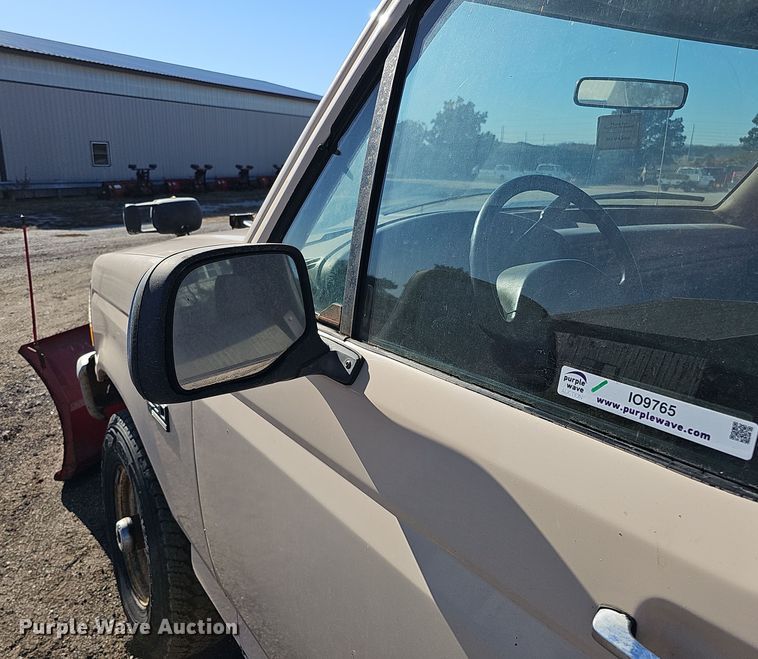 image for item IO9765 1993 Ford  F250 XL pickup truck