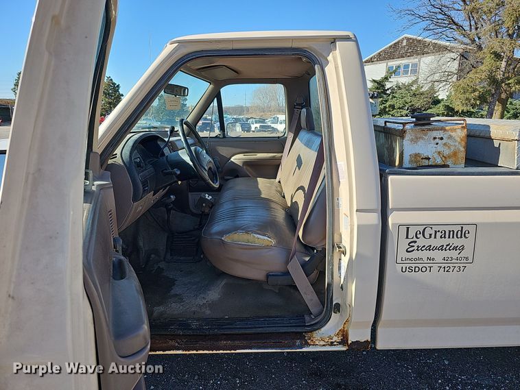 image for item IO9765 1993 Ford  F250 XL pickup truck