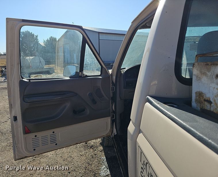 image for item IO9765 1993 Ford  F250 XL pickup truck