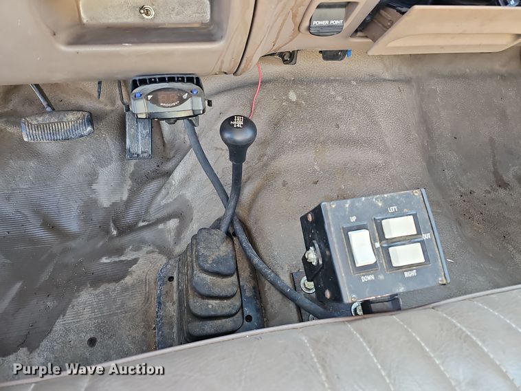 image for item IO9765 1993 Ford  F250 XL pickup truck