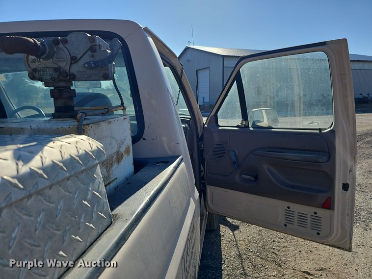 image for item IO9765 1993 Ford  F250 XL pickup truck