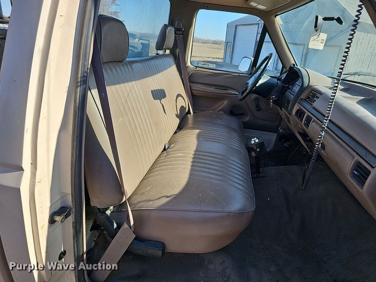 image for item IO9765 1993 Ford  F250 XL pickup truck