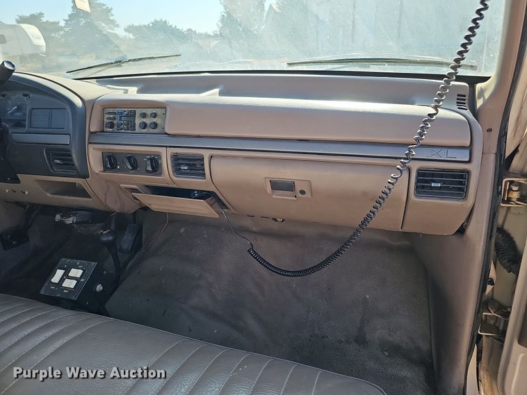 image for item IO9765 1993 Ford  F250 XL pickup truck