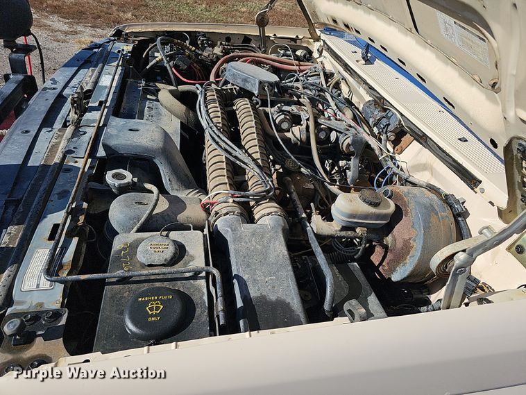 image for item IO9765 1993 Ford  F250 XL pickup truck