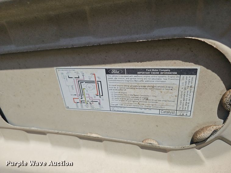 image for item IO9765 1993 Ford  F250 XL pickup truck