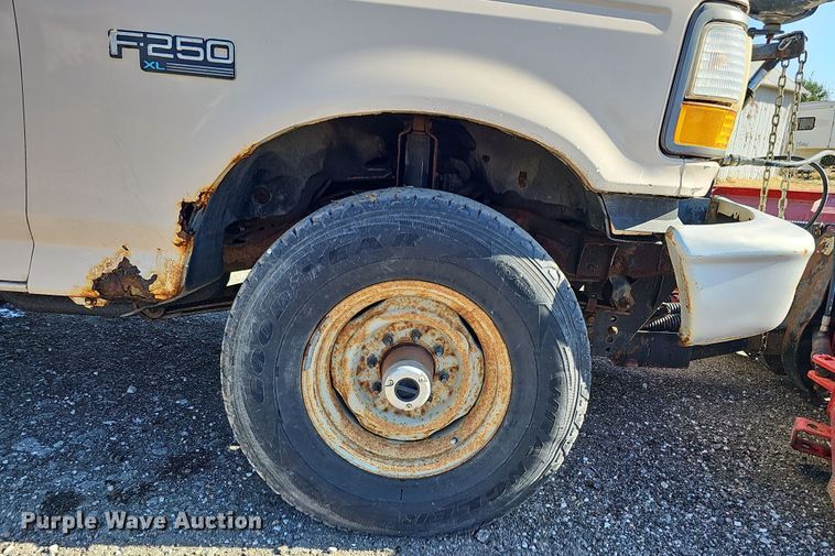 image for item IO9765 1993 Ford  F250 XL pickup truck