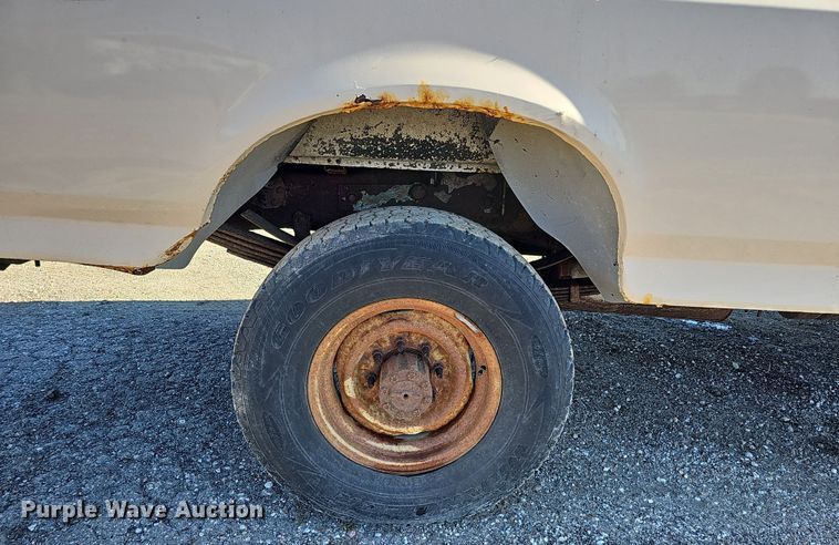 image for item IO9765 1993 Ford  F250 XL pickup truck