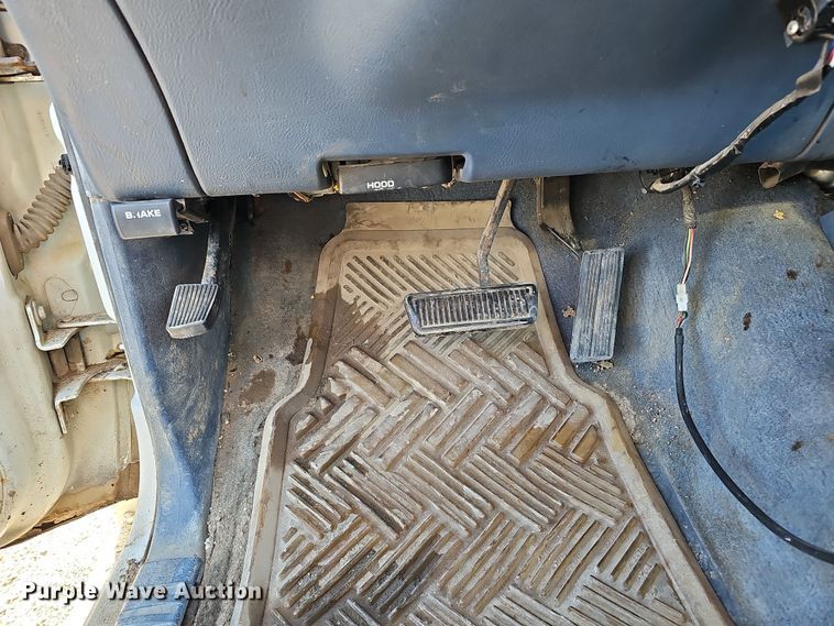 image for item IO9766 1995 Dodge  Ram 2500 flatbed pickup truck