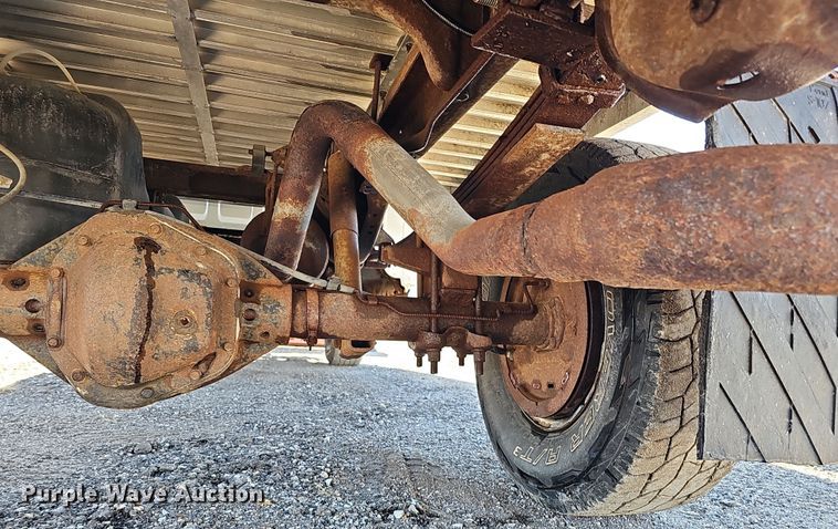 image for item IO9766 1995 Dodge  Ram 2500 flatbed pickup truck