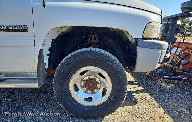 image for item IO9766 1995 Dodge  Ram 2500 flatbed pickup truck