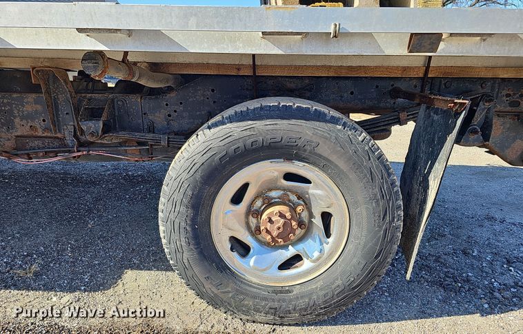 image for item IO9766 1995 Dodge  Ram 2500 flatbed pickup truck