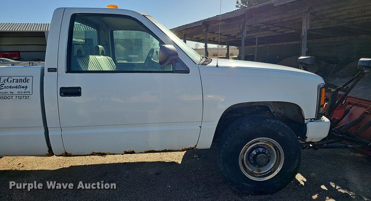 image for item IO9768 1994 Chevrolet K2500 pickup truck