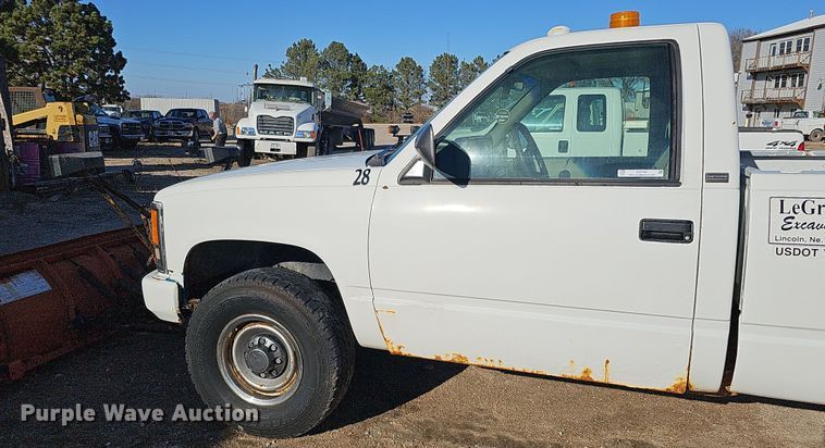 image for item IO9768 1994 Chevrolet K2500 pickup truck