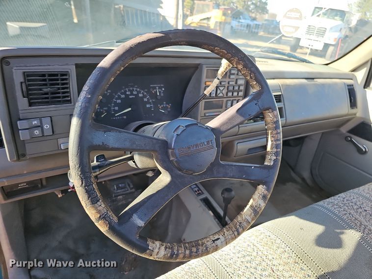 image for item IO9768 1994 Chevrolet K2500 pickup truck