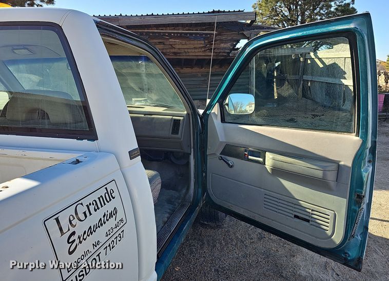 image for item IO9768 1994 Chevrolet K2500 pickup truck