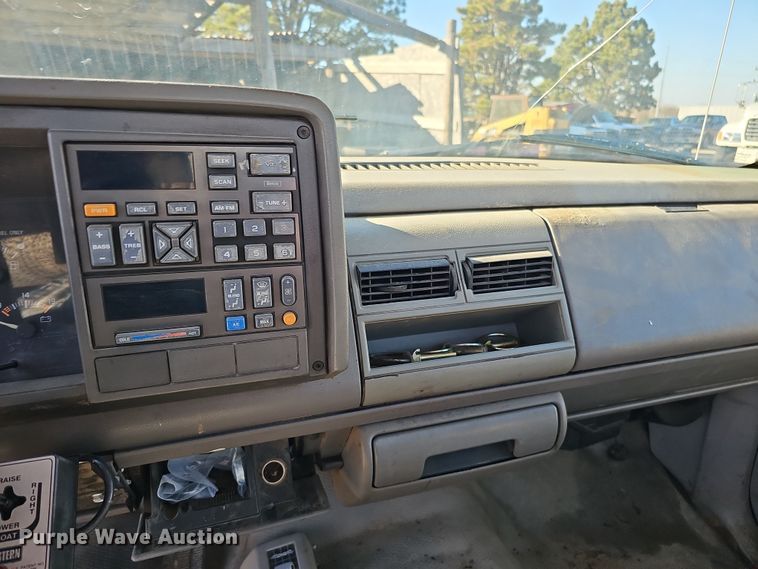 image for item IO9768 1994 Chevrolet K2500 pickup truck