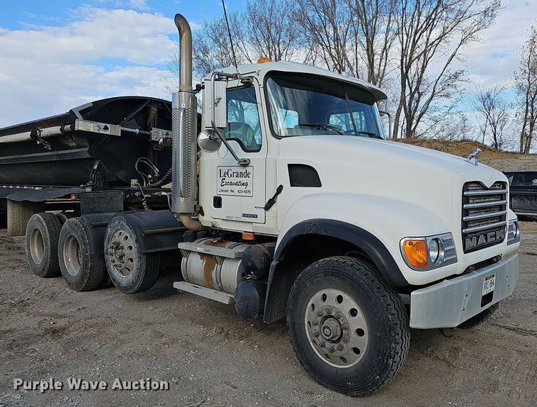 image for item IO9769 2007 Mack CV713 Granite semi truck