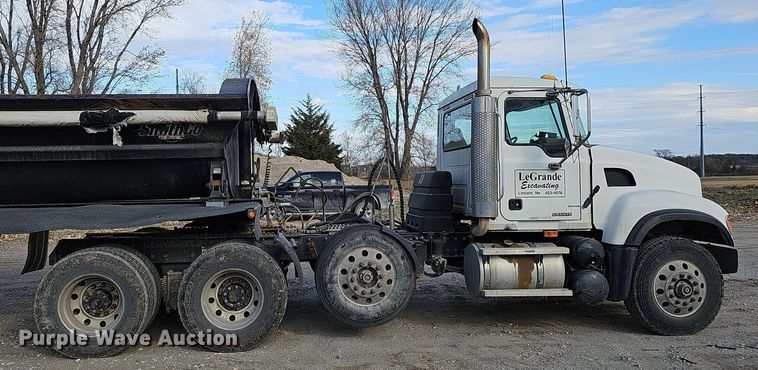 image for item IO9769 2007 Mack CV713 Granite semi truck