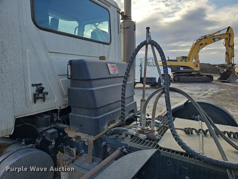 image for item IO9769 2007 Mack CV713 Granite semi truck